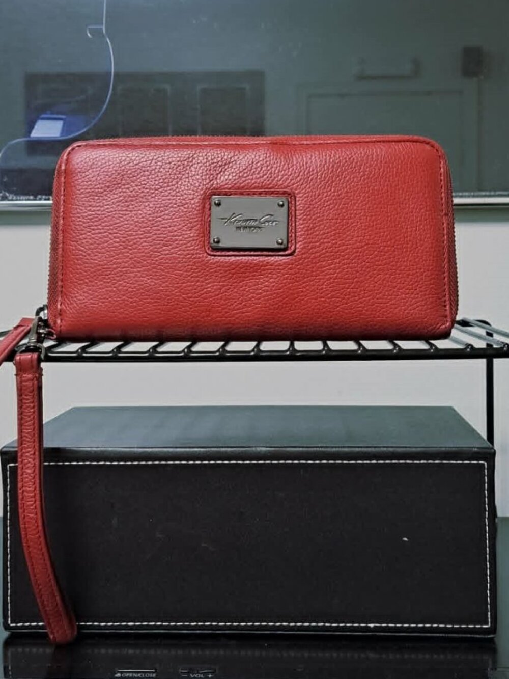 Kenneth Cole NY Red Pebbled Genuine Leather Zip-Around Wristlet Wallet Like New
